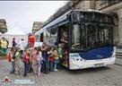 Obchody Dni Ziemi z nowoczesnym autobusem i budkami dla ptaków