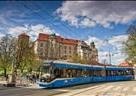 Biało-czerwone flagi na tramwajach i autobusach w 75. rocznicę Powstania Warszawskiego   