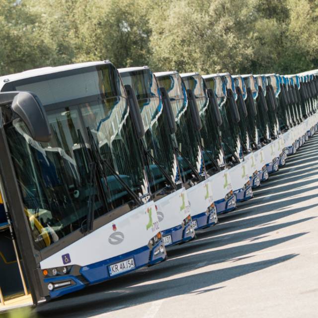 Autobusy Solaris Urbino 18 zaparkowane w jednej linii