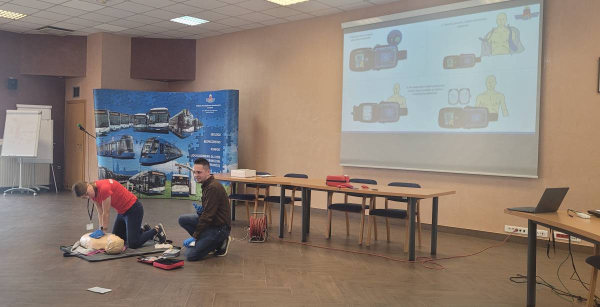 Dwóch instruktorów w trakcie szkolenia z udzielania pierwszej pomocy