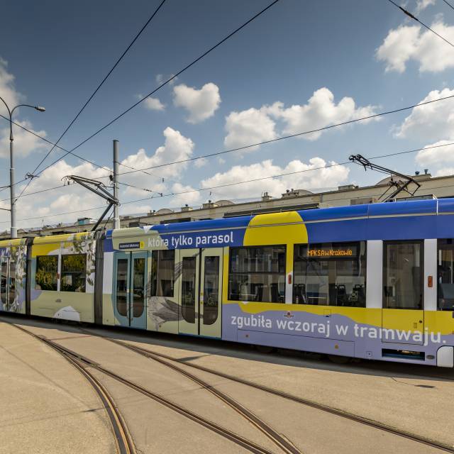 Reklama całopojazdowa tramwaju z okazji Roku Wisławy Szymborskiej