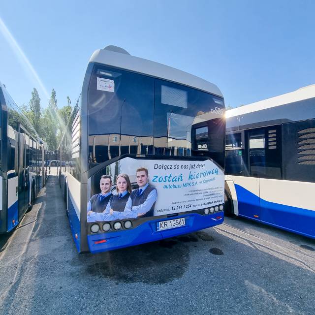 Reklama na autobusie typu small back "Zostań kierowcą"