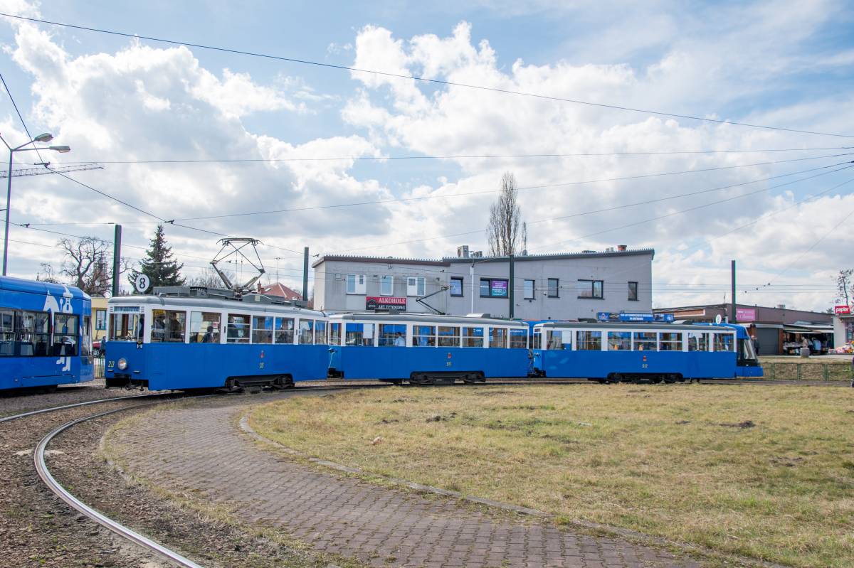 Potrójny skład wagonów zabytkowych typu N na pętli Borek Fałęcki