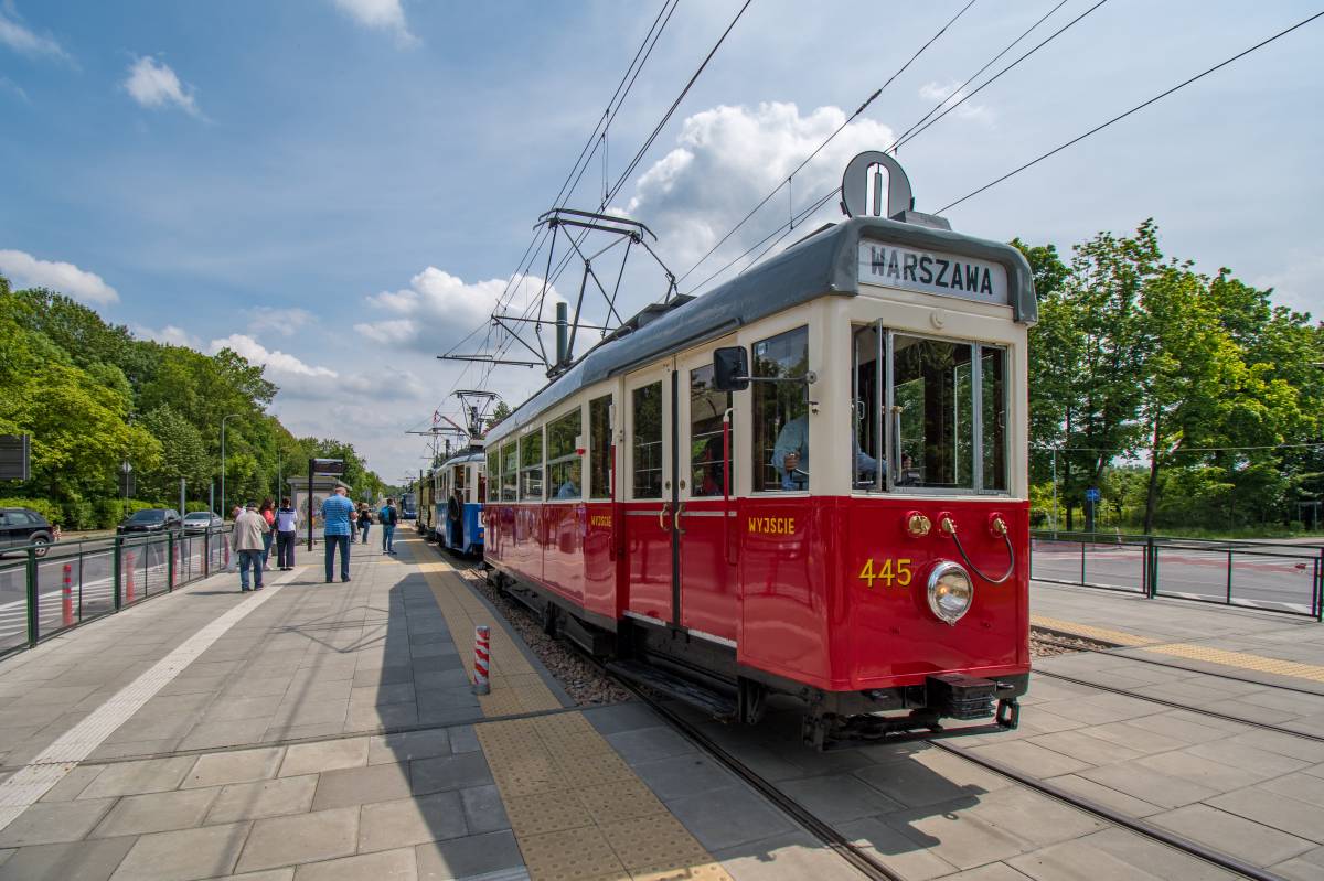 Historyczne tramwaje z innych miast w Krakowie - tramwaj z Warszawy na al. Solidarności