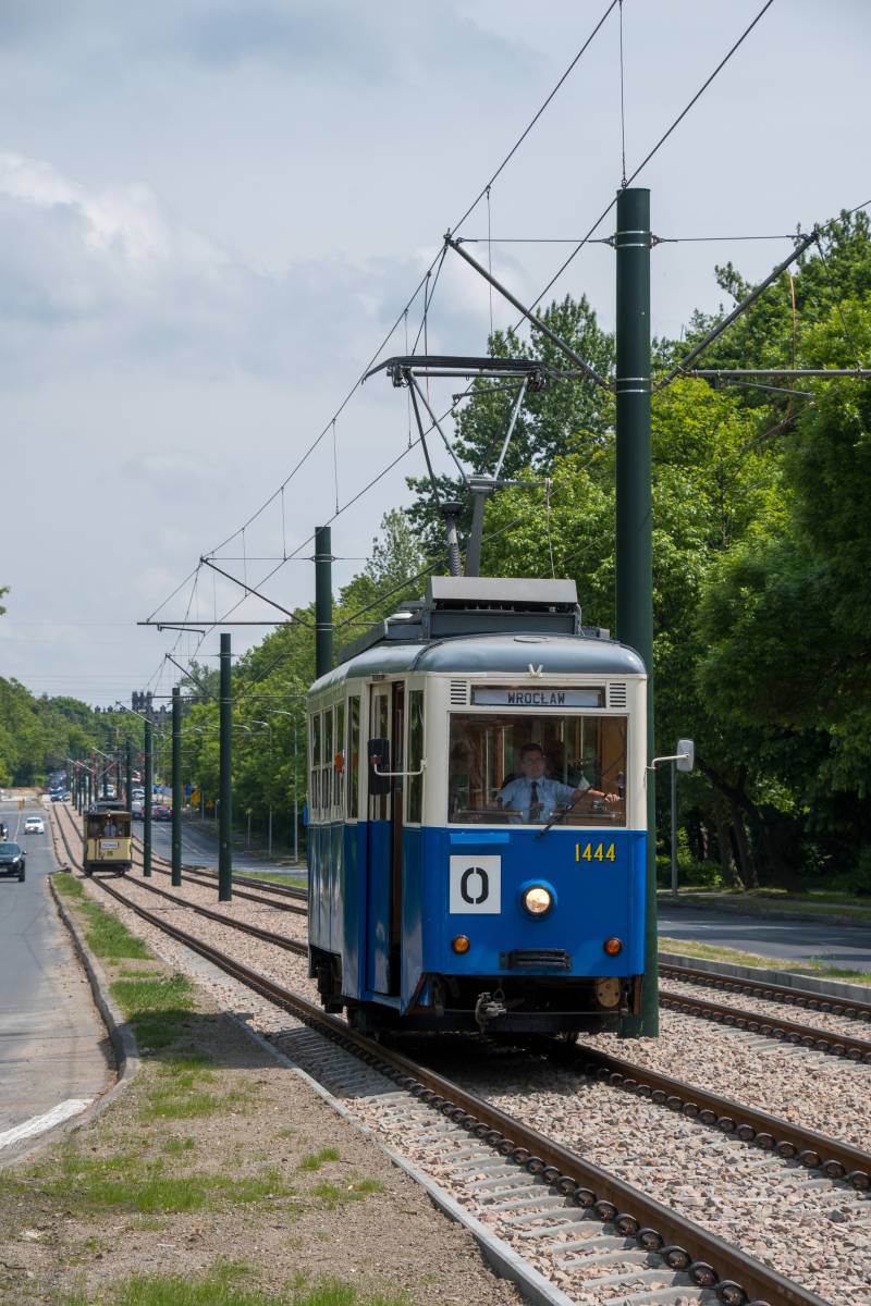 Historyczne tramwaje z innych miast w Krakowie - tramwaj z Wrocławia na al. Solidarności