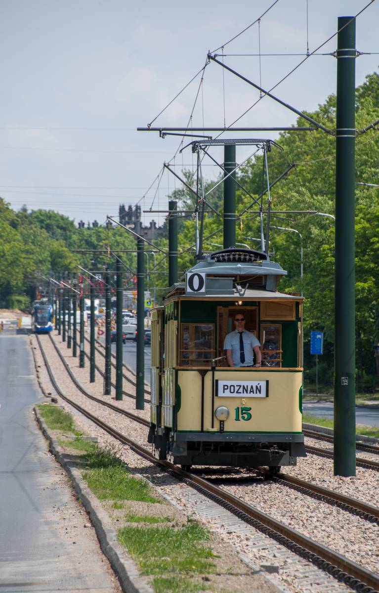 Historyczne tramwaje z innych miast w Krakowie - tramwaj z Poznania na al. Solidarności
