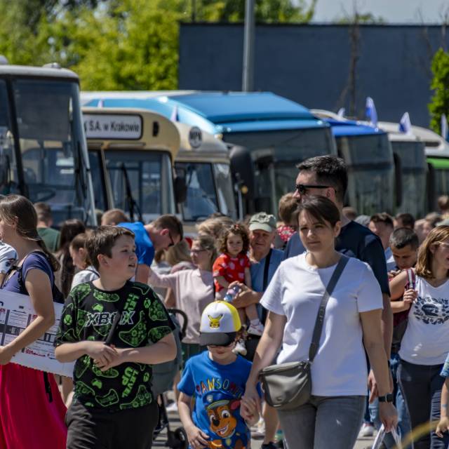 Dzieci oglądają zabytkowe autobusy
